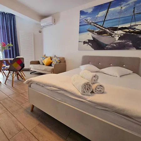 Horizon Azizi - Pool & Apartament *